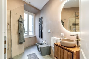 Shower, hair dryer, bidet, towels - Luxury Family Home Quirinale (Roma)
