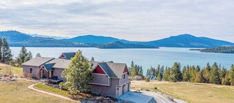 Spectacular lake-View retreat w/ Deck, Grill