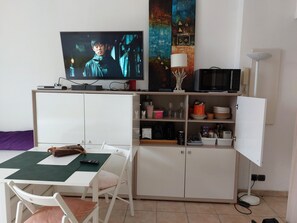 Dining - Studio Apartment 'Lovely View' with Wi-Fi and Air Conditioning (Nizza)