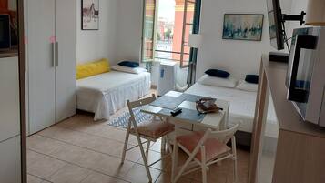 Tabla de planchar con plancha, wifi y ropa de cama