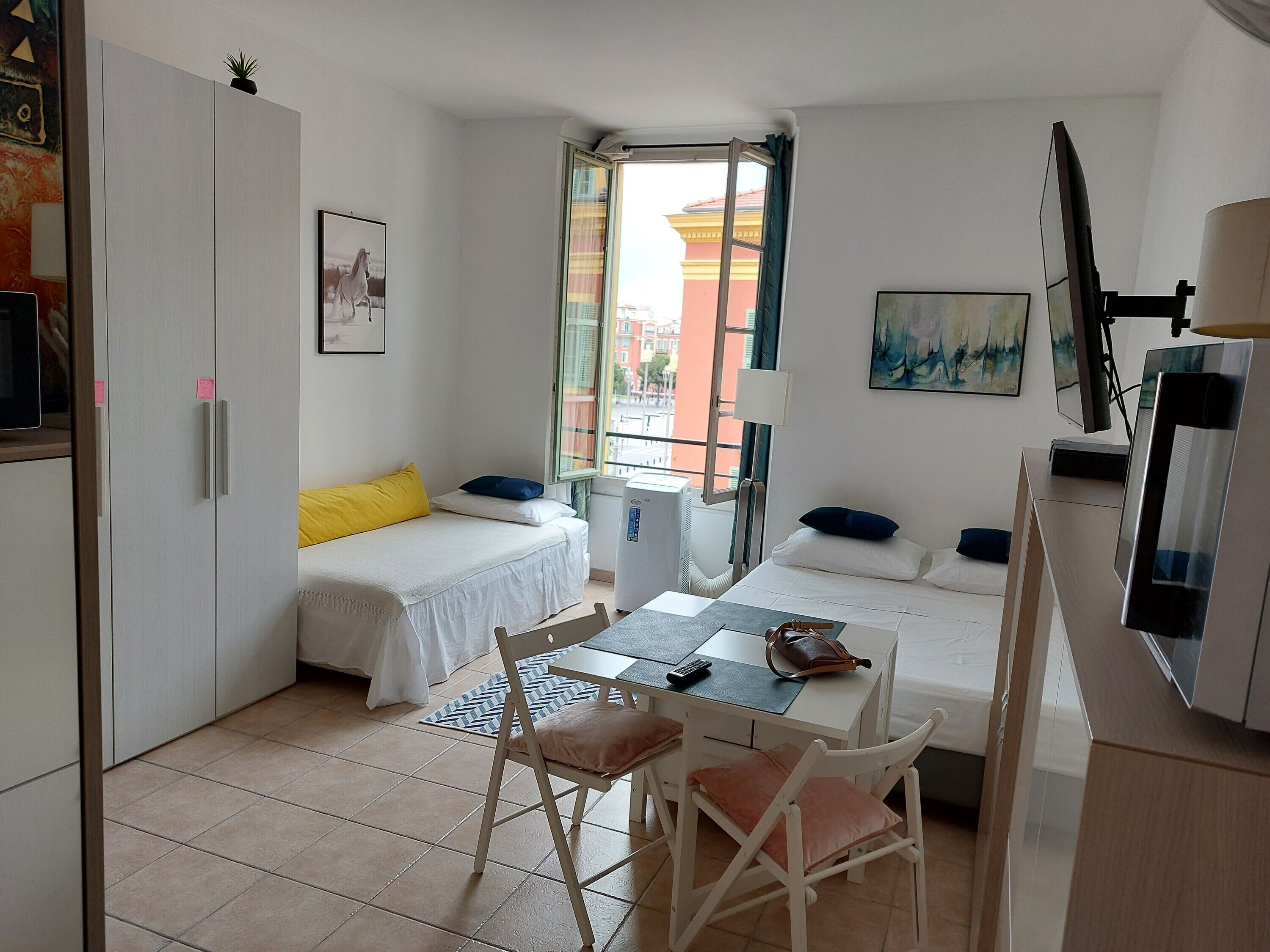 Iron/ironing board, WiFi, bed sheets