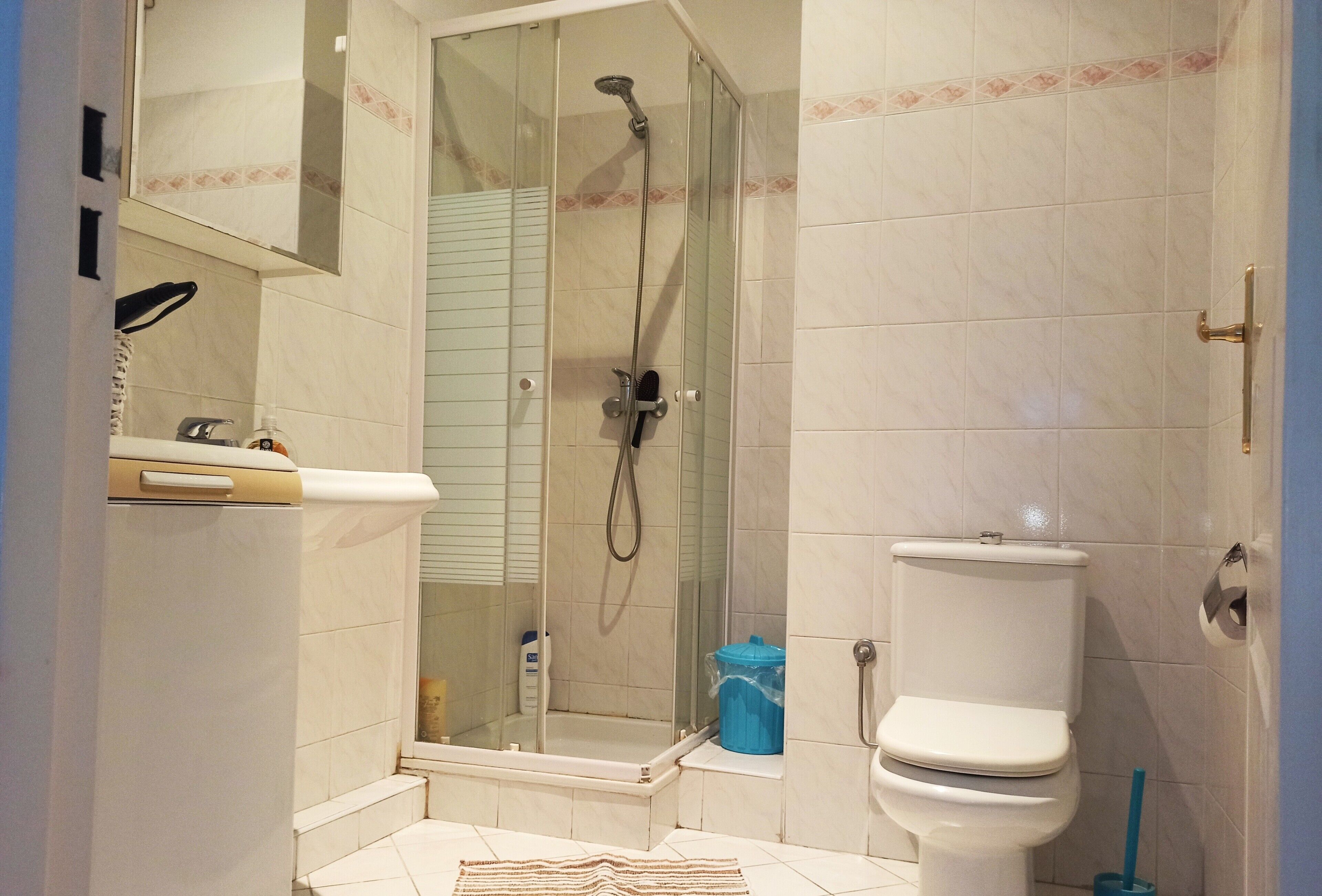Douche, sèche-cheveux, serviettes fournies
