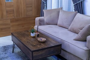 مكتب ومساحة عمل للكمبيوتر المحمول وواي فاي مجانًا