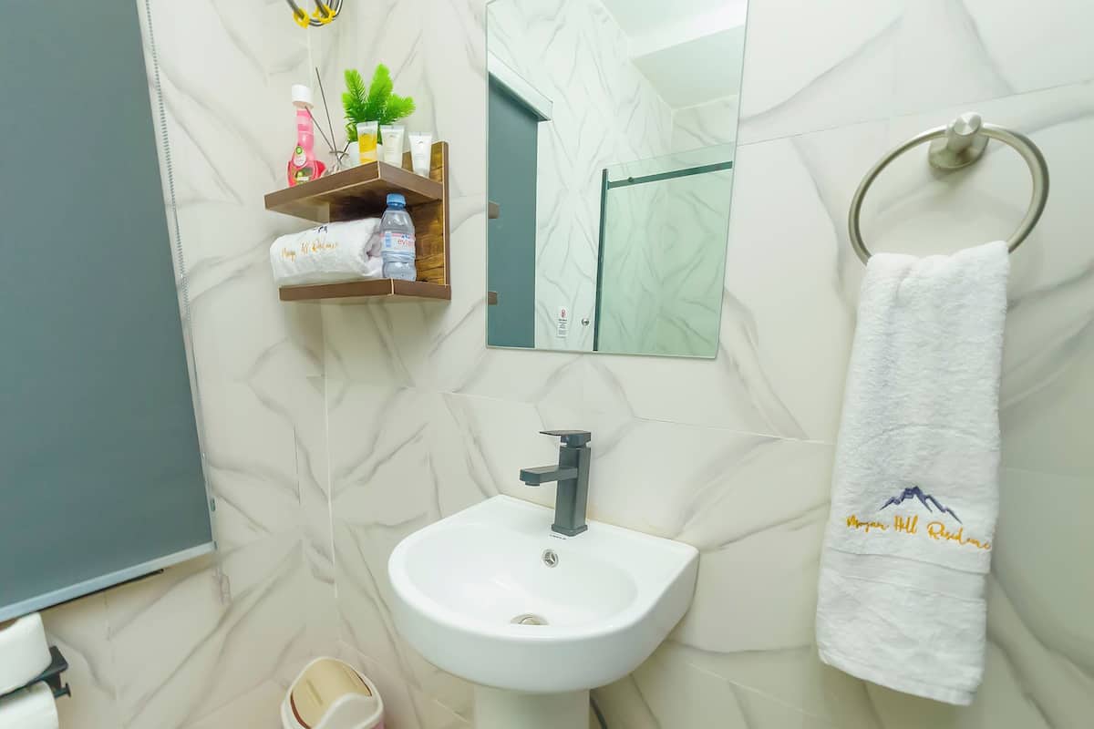 Chaussons, bidet, serviettes fournies, savon