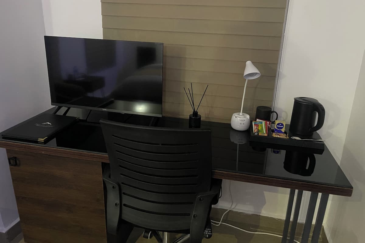 Bureau, espace de travail pour ordinateur portable, Wi-Fi gratuit