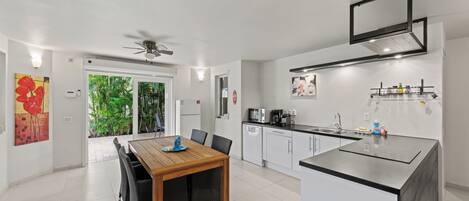 Réfrigérateur, micro-ondes, four, plaque de cuisson