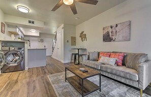 Living area - Fully Furnished Cozy 2BR 1 BA Little Rock, AR Near UAMS (Little Rock)