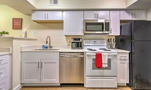 Private kitchen - Fully Furnished Cozy 2BR 1 BA Little Rock, AR Near UAMS (Little Rock)