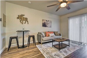 Living area - Fully Furnished Cozy 2BR 1 BA Little Rock, AR Near UAMS (Little Rock)