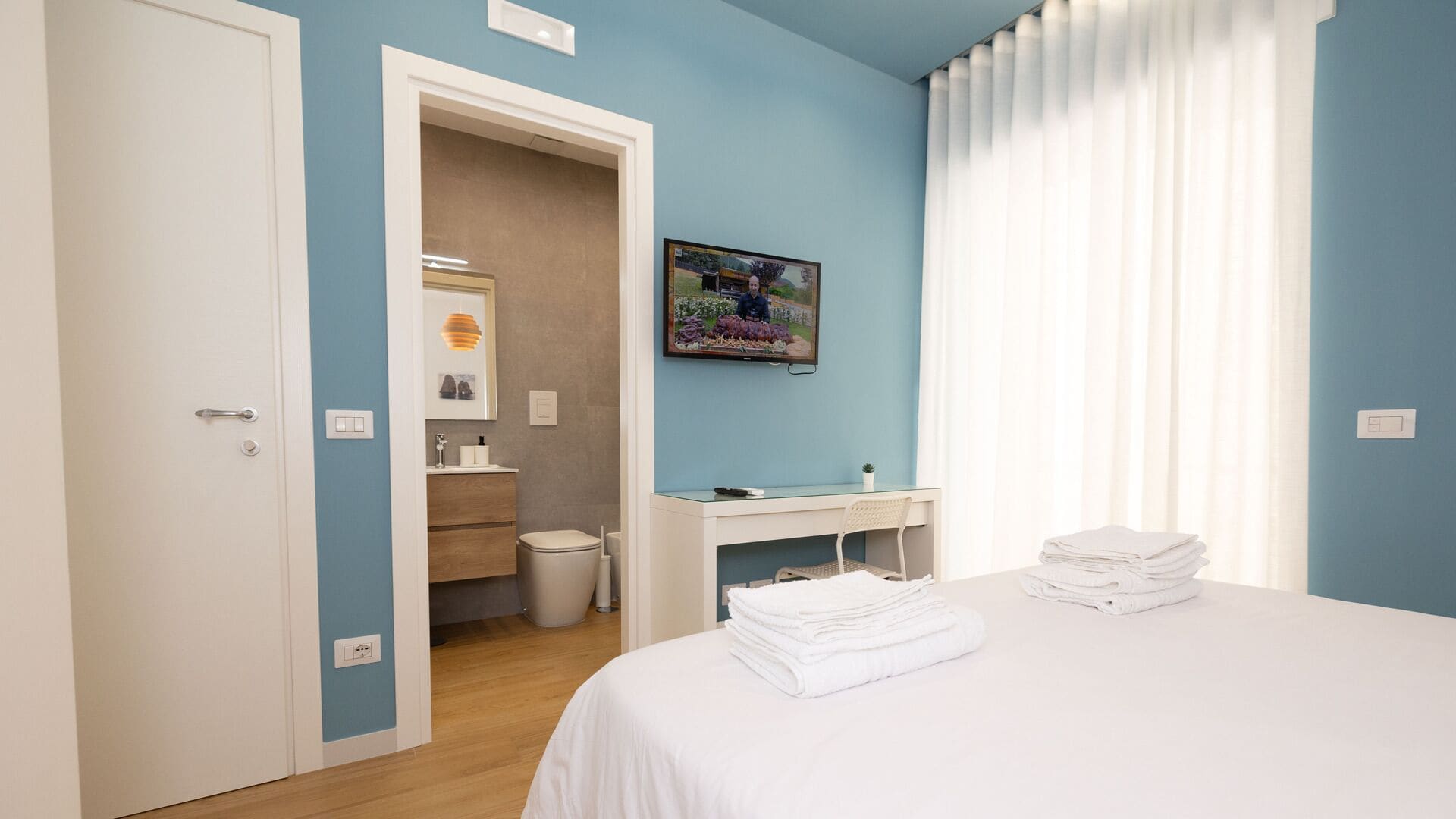 Standard-Doppel- oder -Zweibettzimmer, Stadtblick | Zimmersafe, Schreibtisch, laptopgeeigneter Arbeitsplatz