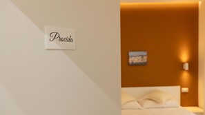 In-room safe, desk, laptop workspace, iron/ironing board - Bed&Breakfast De Lorenzo 22 (Naples)