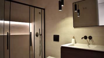 Ducha, secador de pelo, bidé y toallas