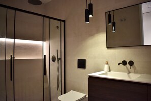 Een douche, een haardroger, een bidet, handdoeken