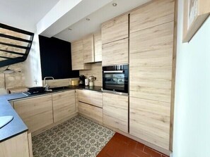 Fridge, microwave, oven, dishwasher - Bright triplex in the heart of La Rochelle (La Rochelle)