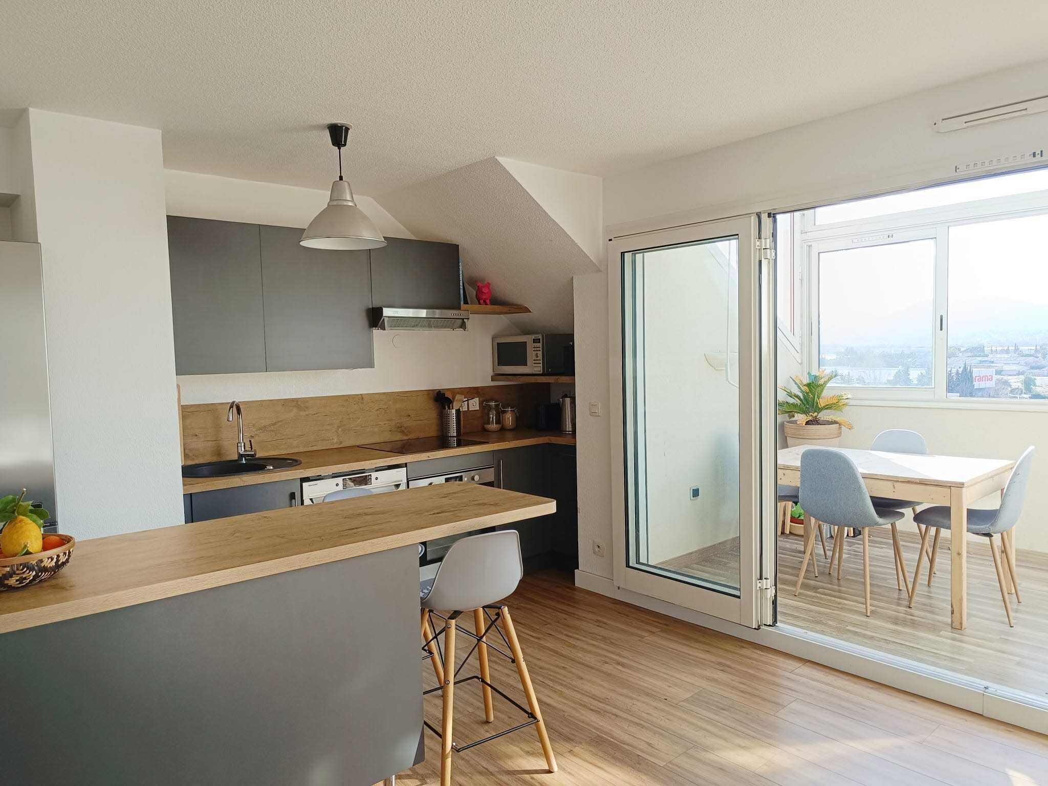 Een koelkast, een microgolfoven, een oven, een vaatwasser