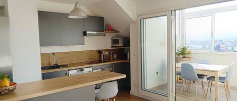 Een koelkast, een microgolfoven, een oven, een vaatwasser