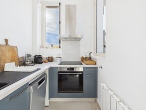 Fridge, microwave, oven, dishwasher - Apartment with sea view in Trouville - Rooftop (Trouville-sur-Mer)