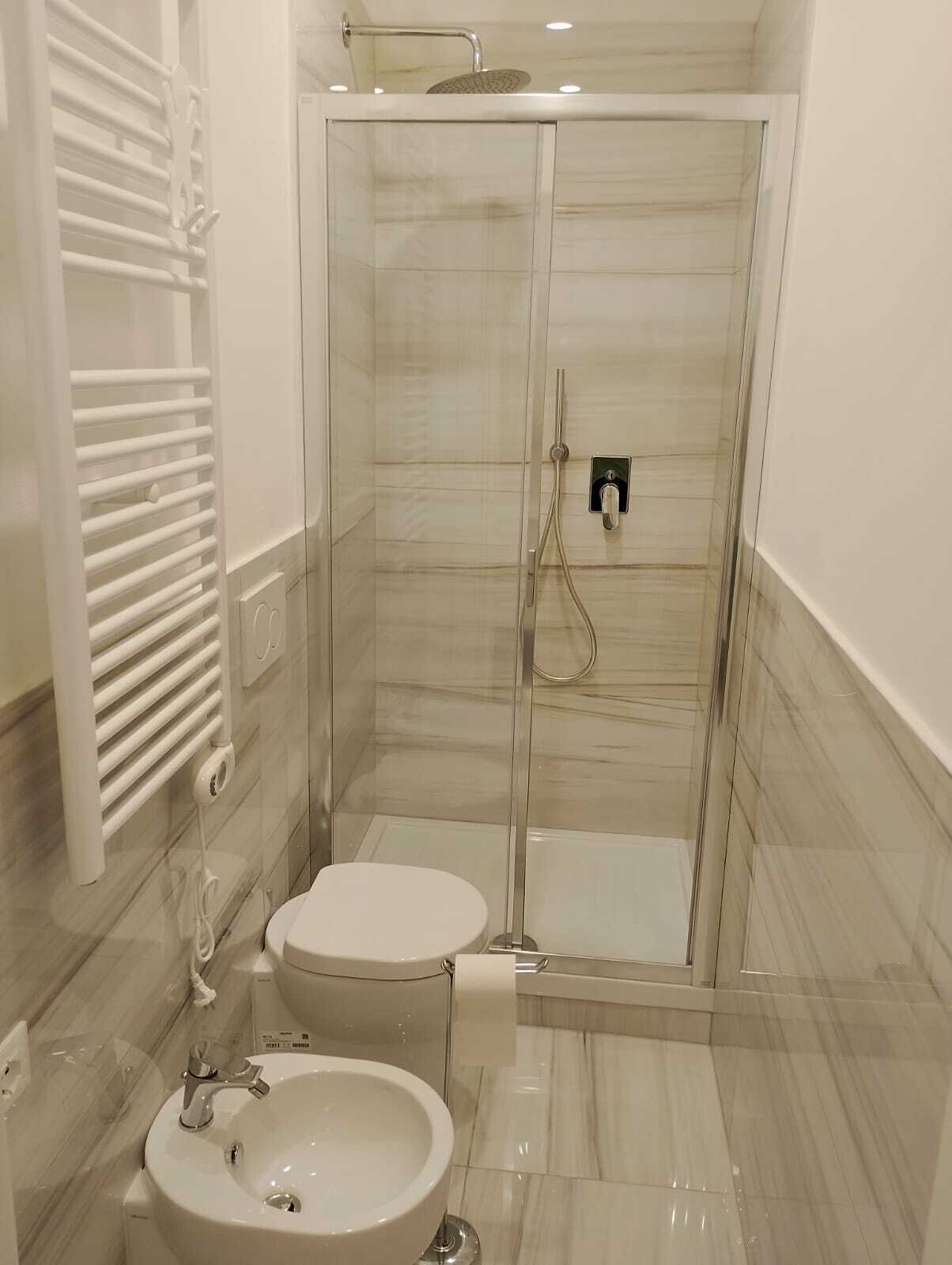 Dusche, Haartrockner, Bidet, Handtücher
