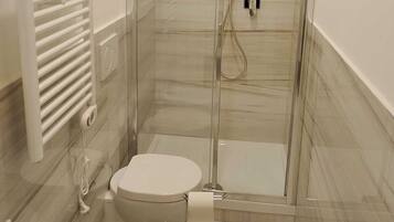 Dusche, Haartrockner, Bidet, Handtücher