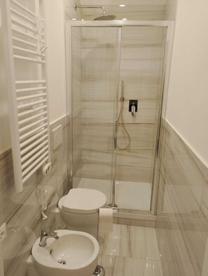 Douche, sèche-cheveux, bidet, serviettes fournies