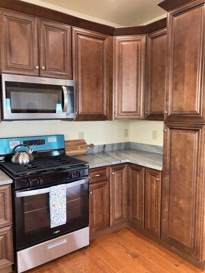 Mikrobølgeovn, ovn, kokeplater og oppvaskmaskin