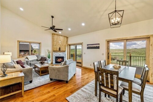 Delightful 4-bedroom house in Hayden perfect for your getaway 5 min to airport