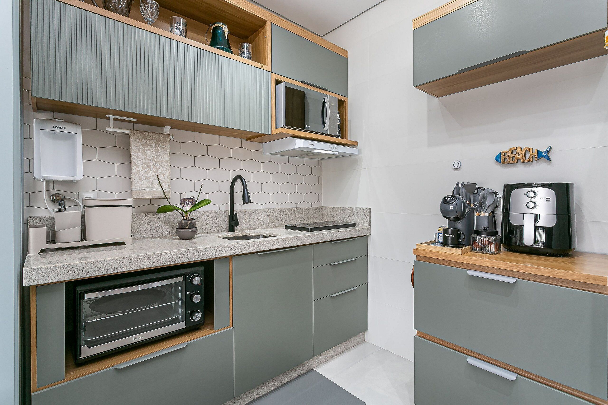 Geladeira, micro-ondas, fogão, talheres/pratos/utensílios de cozinha