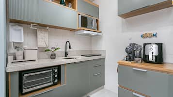 Geladeira, micro-ondas, fogão, talheres/pratos/utensílios de cozinha