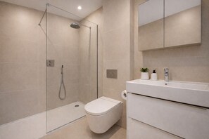 Een douche, een haardroger, handdoeken, zeep
