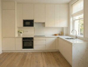 Microwave, oven, stovetop, dishwasher - Stylish Holborn /Covent Garden |  2BR 2BTH Flat | 110sqm (London)