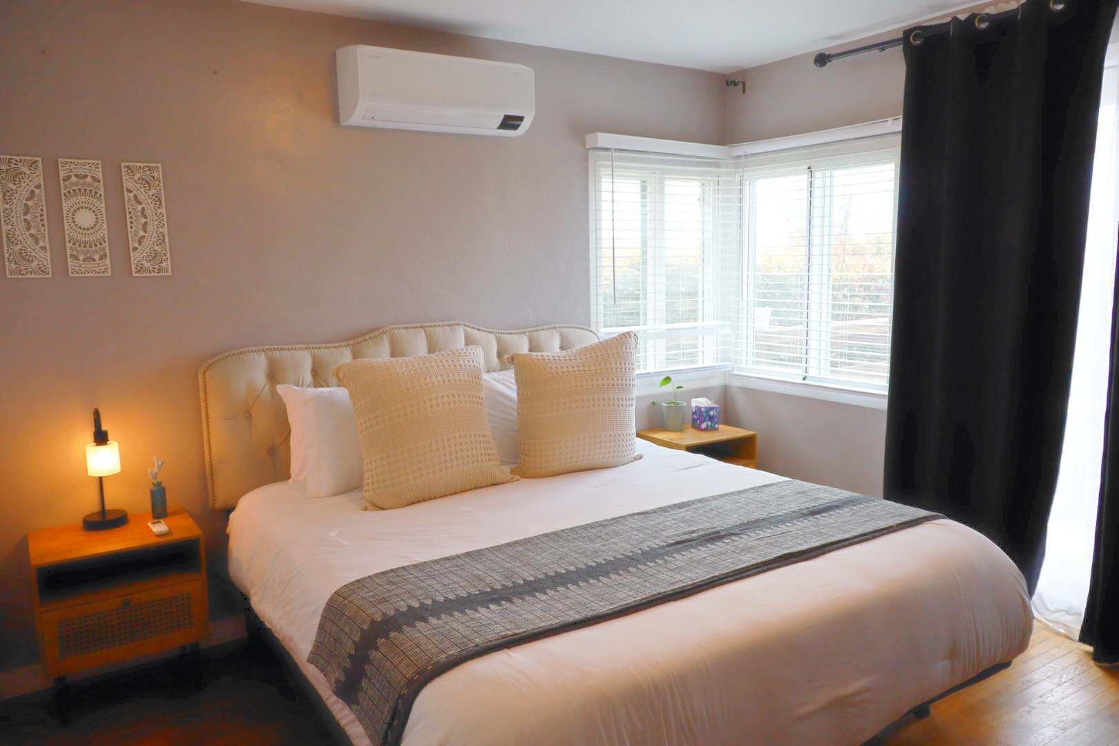 Een strijkplank/strijkijzer, wifi, beddengoed