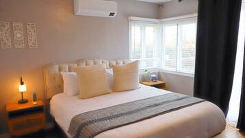 Een strijkplank/strijkijzer, wifi, beddengoed