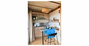 Refrigerador, microondas, parrilla de estufa y cafetera y tetera 