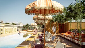 Ein Poolbereich mit Liegestühlen, gestreiften Sonnenschirmen und einem Pool.