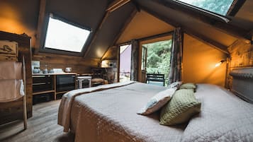 Tenda Superior, 1 camera da letto, bagno in camera, vista giardino | Una cassaforte in camera, lenzuola