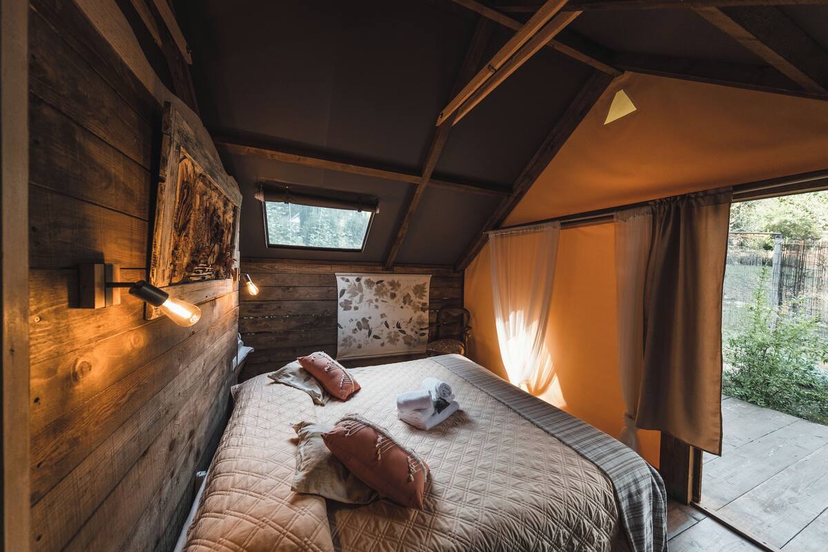 Grand Tent, 1 King Bed, Ensuite, Garden View | In-room safe, bed sheets