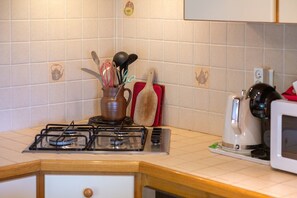 Fridge, microwave, oven, stovetop - Comfortable Cottage Between Land and Sea with Wi-Fi in Pont-Aven (Pont-Aven)