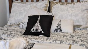 A bed with a wooden headboard, multiple pillows, and a framed abstract painting above. - Private Room #1 - 5 min away - University - Fast WiFi (Trois-Rivières)