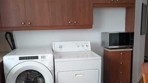Interior - Private Room #1 - 5 min away - University - Fast WiFi (Trois-Rivières)