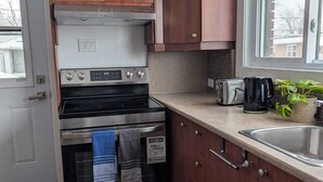 A compact kitchen with a built-in oven, a toaster, and a sink. - Private Room #1 - 5 min away - University - Fast WiFi (Trois-Rivières)