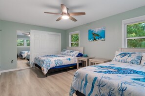 Desk, iron/ironing board, free WiFi, bed sheets - Rainbow River Retreat +Mini Golf (Dunnellon)