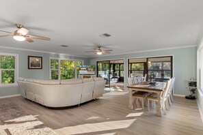 Interior - Rainbow River Retreat +Mini Golf (Dunnellon)