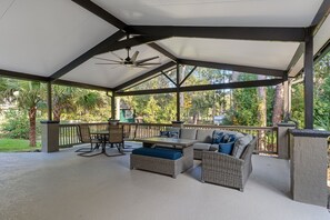 Outdoor dining - Rainbow River Retreat +Mini Golf (Dunnellon)