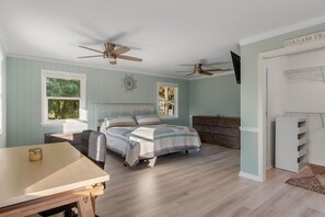 Desk, iron/ironing board, free WiFi, bed sheets - Rainbow River Retreat +Mini Golf (Dunnellon)