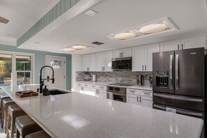 Fridge, microwave, oven, stovetop - Rainbow River Retreat +Mini Golf (Dunnellon)