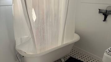 SĂšche-cheveux, bidet, serviettes fournies, savon