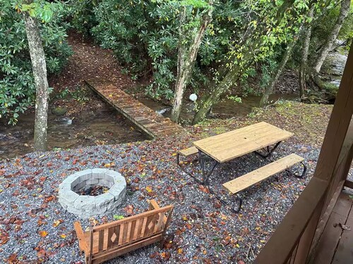 Hemlock Cabin, a small cozy stay on the Hiawassee