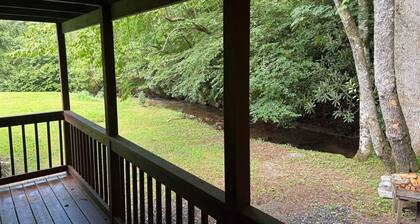 Hemlock Cabin, a small cozy stay on the Hiawassee