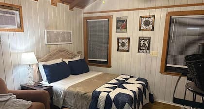 Hemlock Cabin, a small cozy stay on the Hiawassee