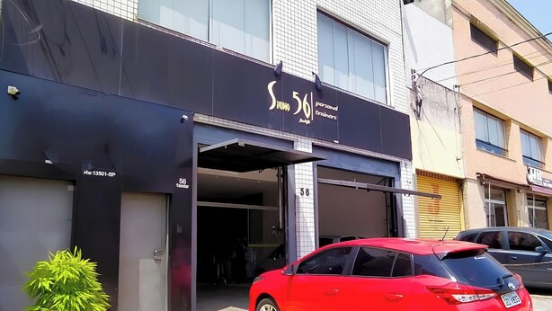 A building with a storefront labeled 'Studio 56 Personal Trainers.' - Casa a 450m Parque Ipiranga (São Paulo)